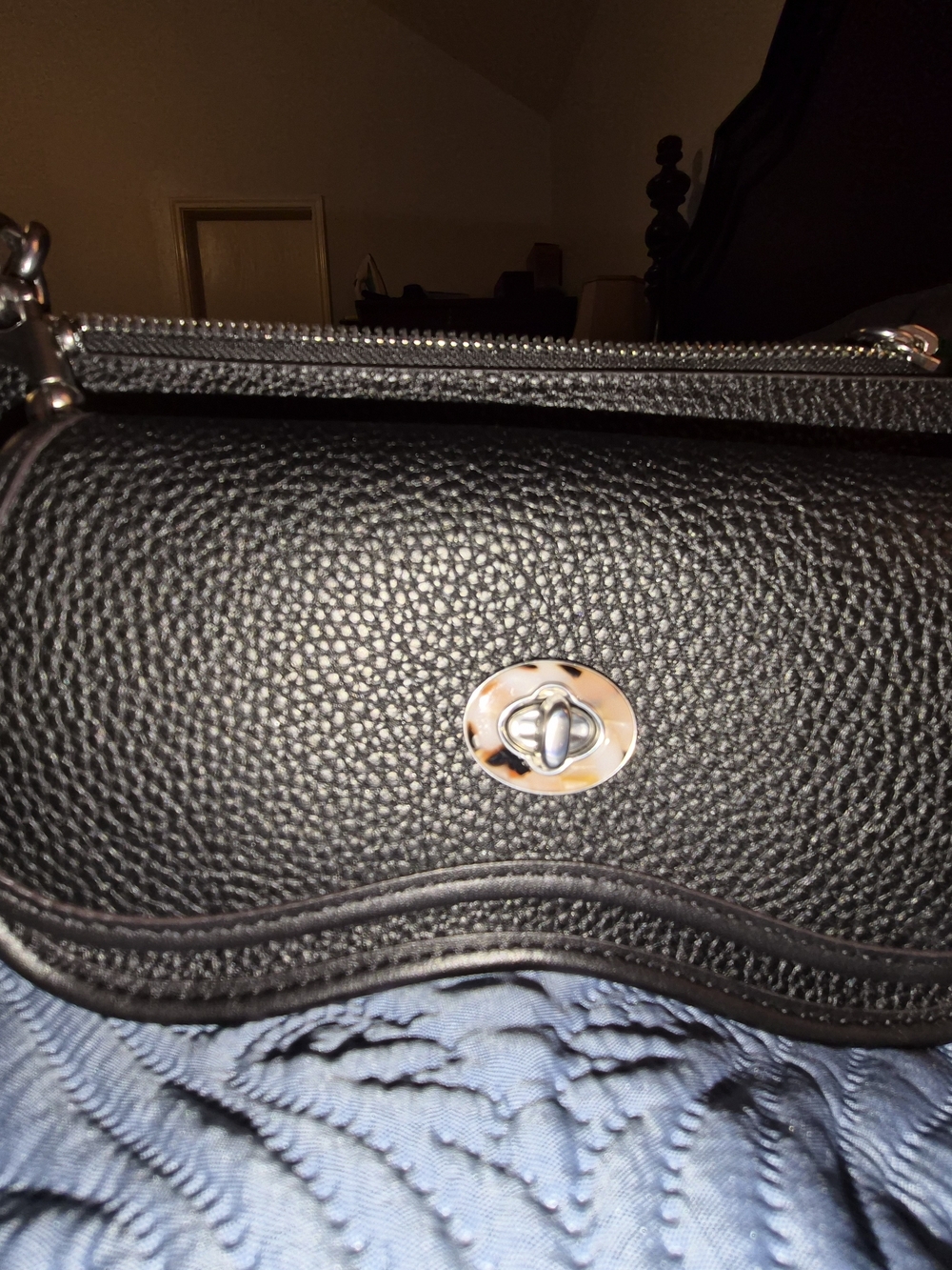 Coachtopia DNKY Wavy Women's Shoulder Bag - Classic Turn-Lock
